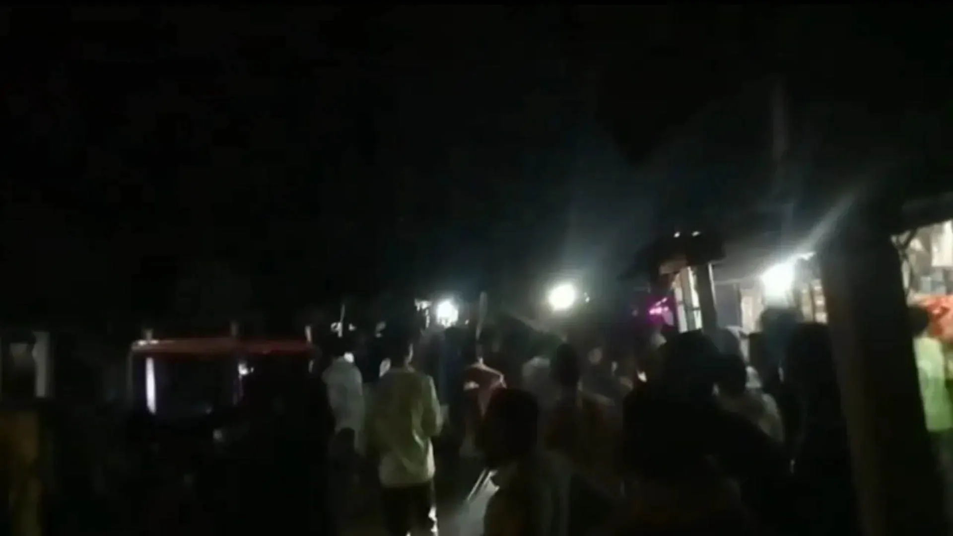 রুমিন ফারহানার উঠান বৈঠকে ধাক্কা লাগা নিয়ে দুপক্ষের সংঘর্ষ